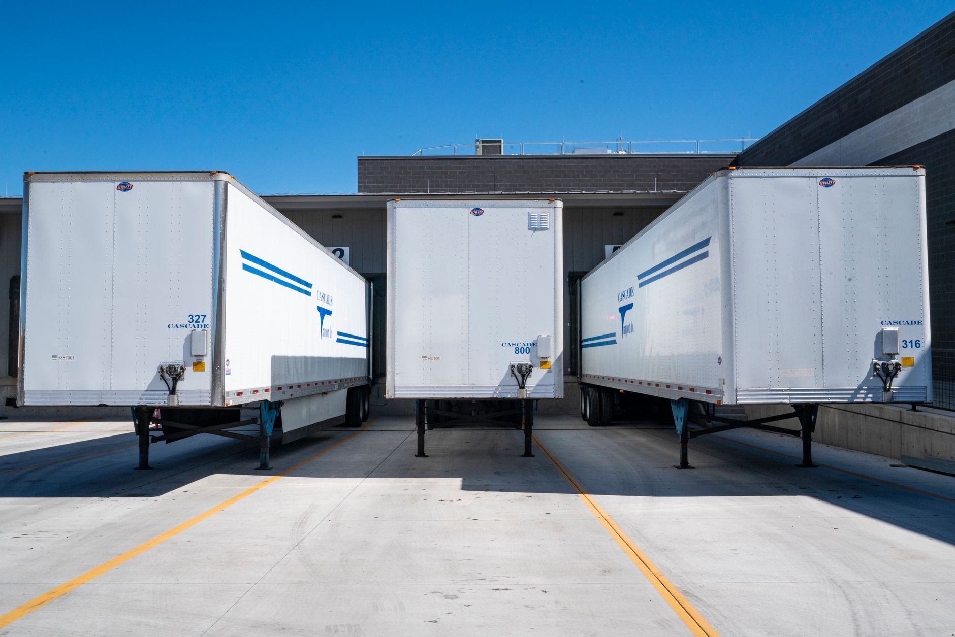 Logistiek complex Pijnacker: opleggers aan de laaddocks van een bedrijfsgebouw