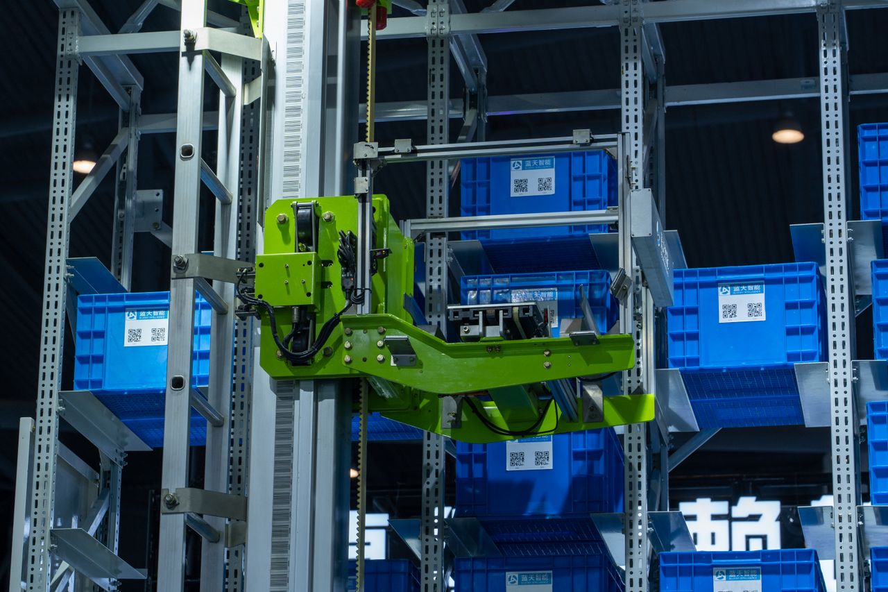 Geautomatiseerd magazijnsysteem met kratten, illustratief bij logistiek vastgoed en automatisering
