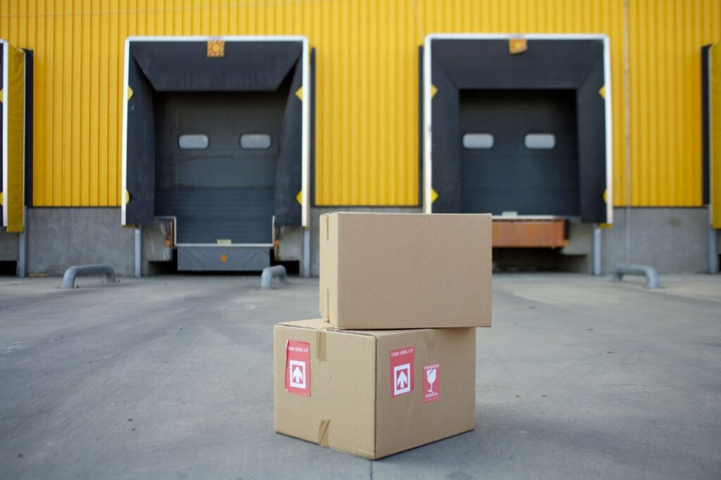 Laaddocks van een logistiek bedrijfsgebouw met dozen op de voorgrond, beeld bij logistiek vastgoed in Berkel en Rodenrijs
