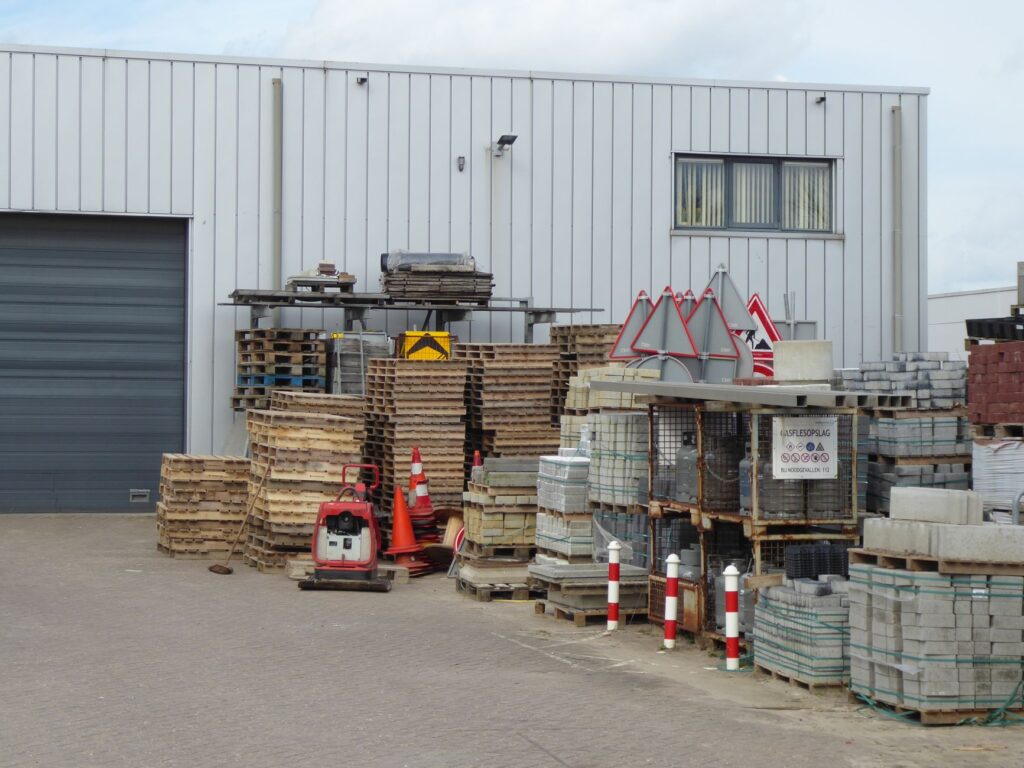 Buitenopslag van bouwmaterialen voor een bedrijfshal, beeld bij logistiek vastgoed in Breda