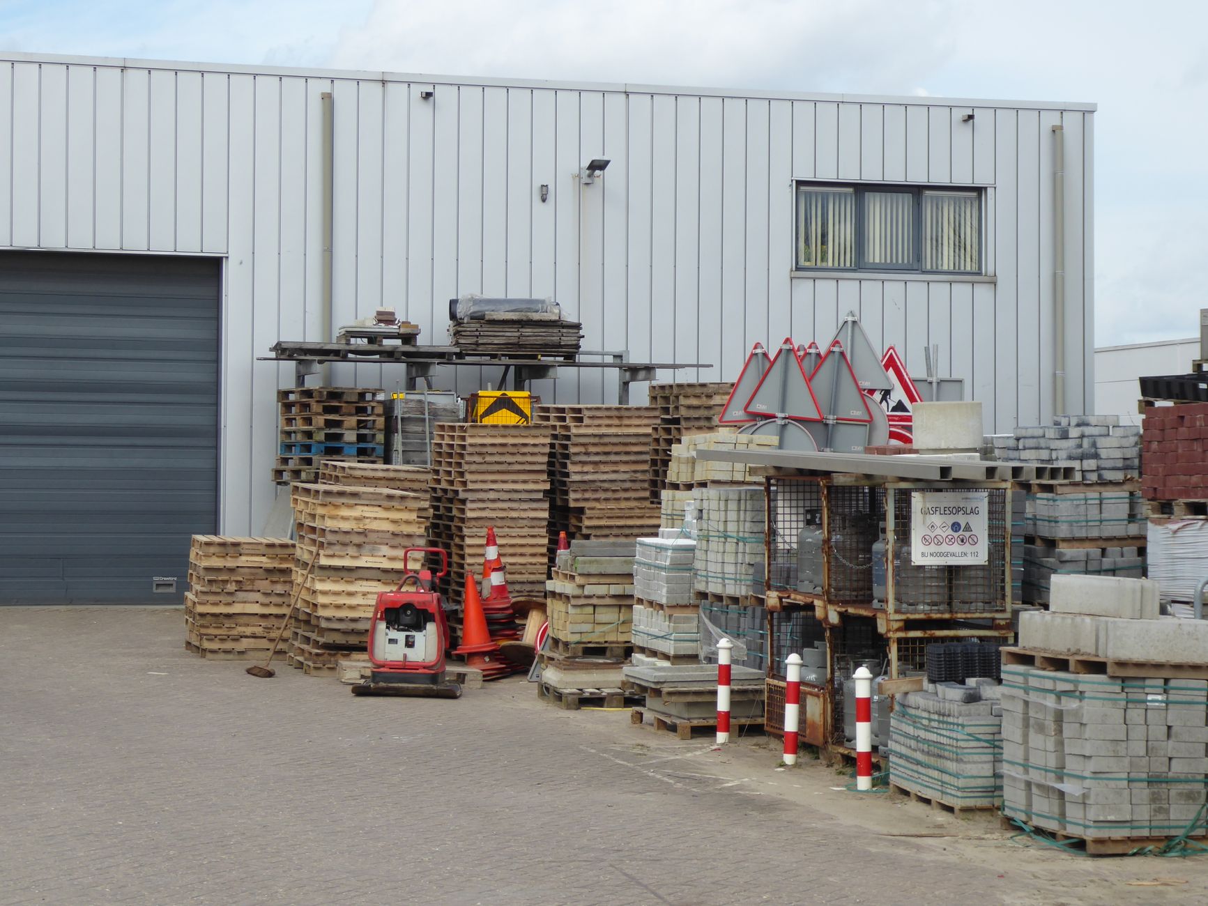 Buitenopslag van bouwmaterialen voor een bedrijfshal, beeld bij logistiek vastgoed in Breda