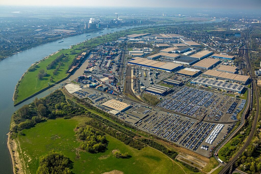Logistiek vastgoed Duisburg: luchtfoto van logistieke hallen langs de Rijn