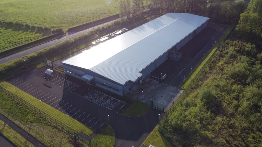 Modern distributiecentrum in het groen, illustratief voor logistiek vastgoed in Duitsland