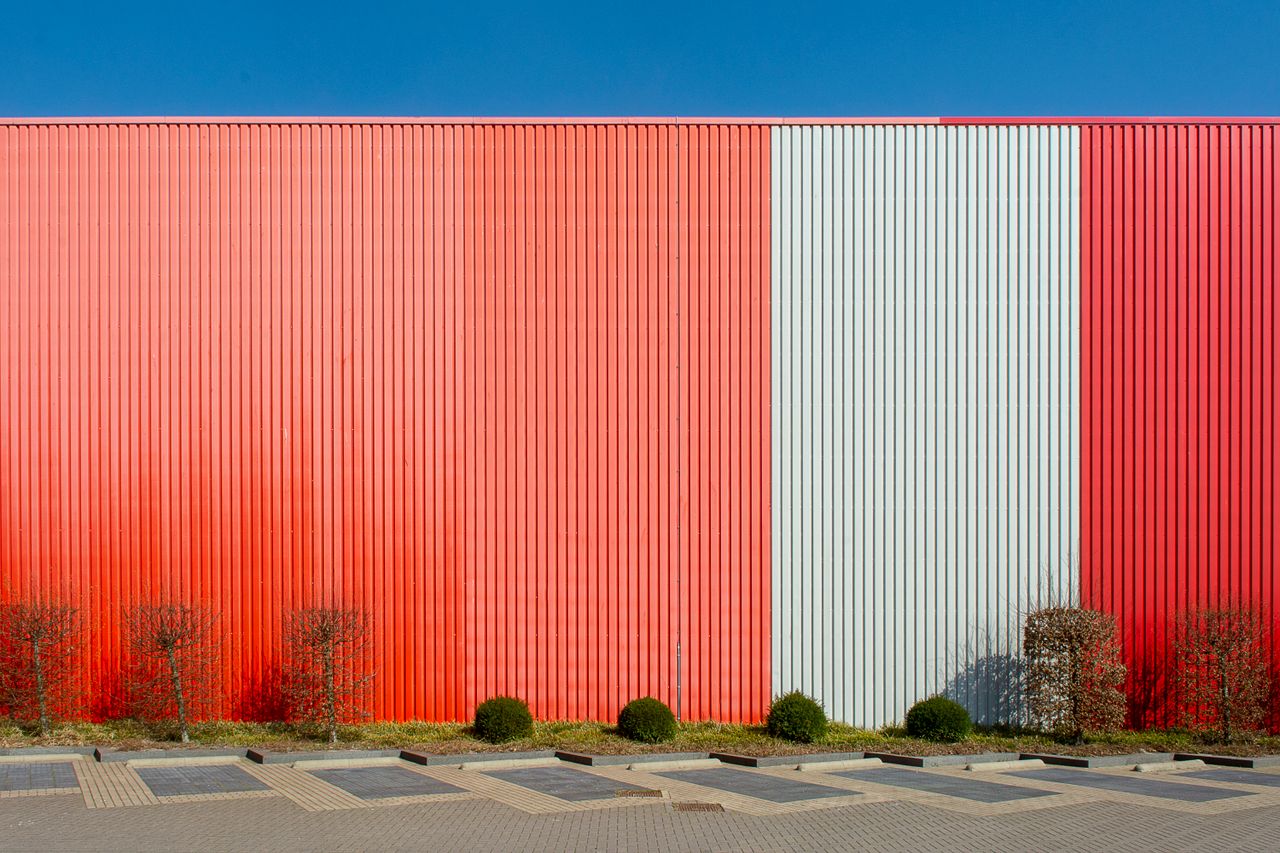 Gevel van een moderne bedrijfshal, illustratief voor logistiek vastgoed Groenlo