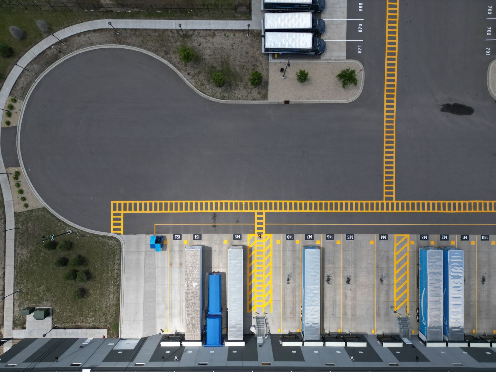 Luchtfoto van laaddocks met opleggers bij een distributiecentrum, beeld bij logistiek vastgoed in Hoogezand