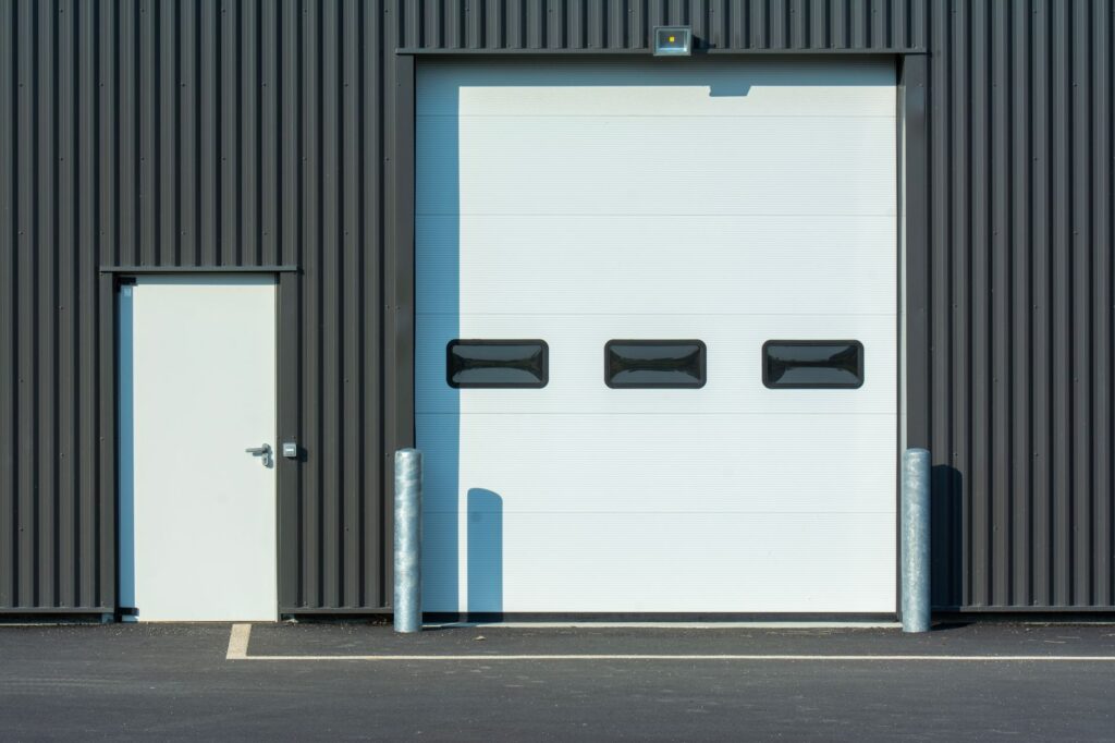Logistiek vastgoed Roosendaal: gevel van een modern distributiecentrum met overheaddeur