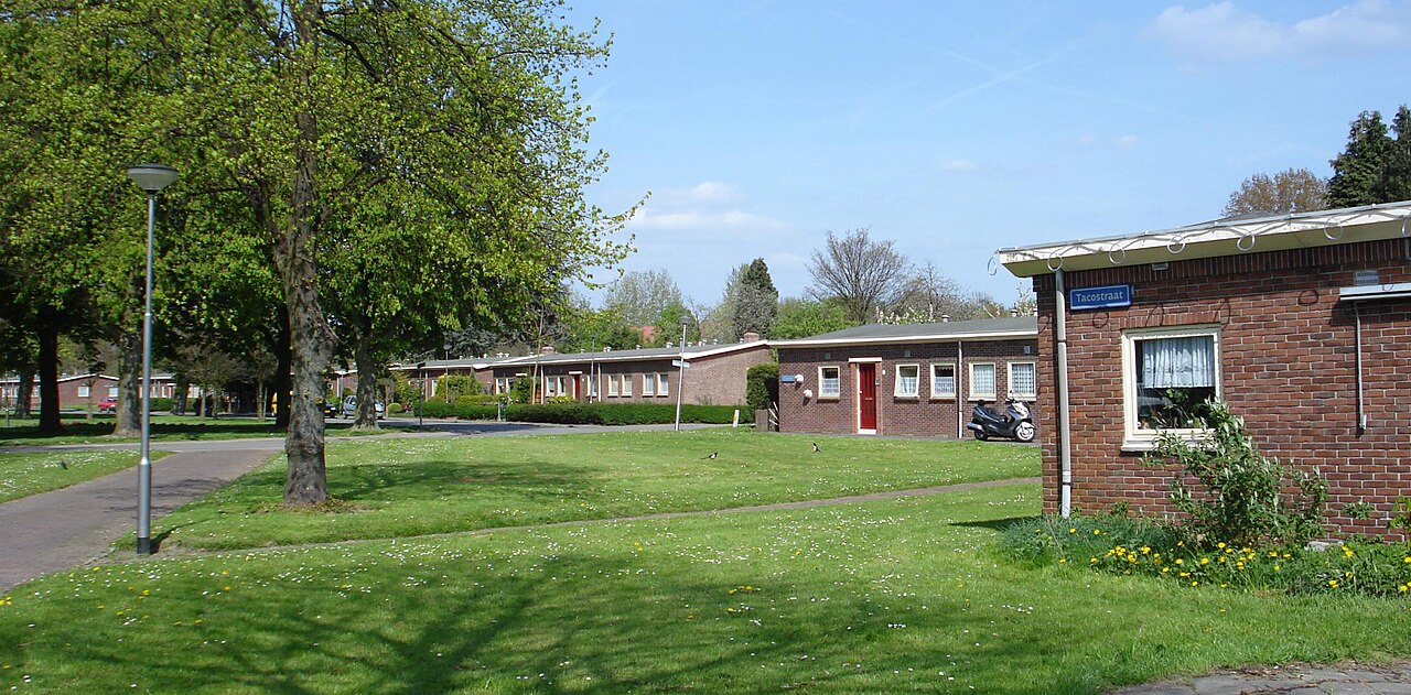 Oorspronkelijke noodwoningen in de Rotterdamse wijk Wielewaal, waar Achmea middenhuur in Rotterdam koopt