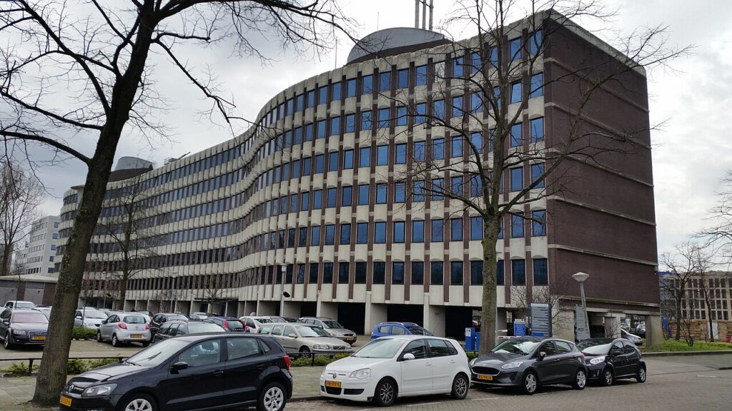 Kantoorgebouw aan de Overschiestraat in het Amsterdamse Schinkelkwartier, waar 437 middenhuurwoningen komen