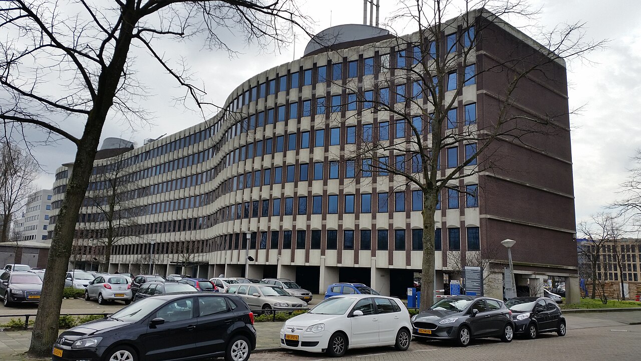 Kantoorgebouw aan de Overschiestraat in het Amsterdamse Schinkelkwartier, waar 437 middenhuurwoningen komen