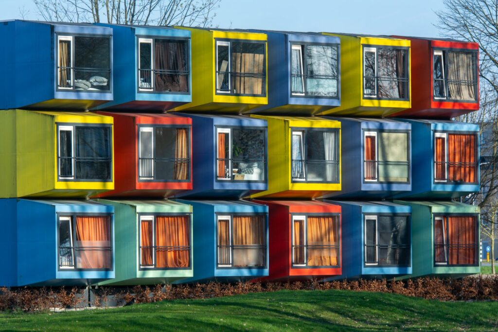 Modulaire woningbouw: gestapelde woonmodules met gekleurde gevelpanelen