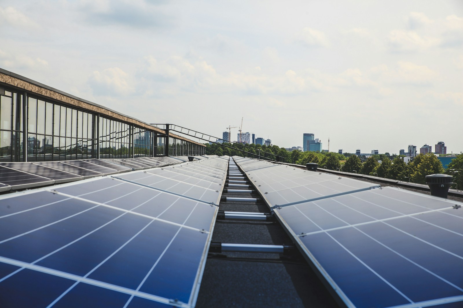 Zonnepanelen op het dak van een industrieel pand als antwoord op netcongestie in logistiek vastgoed