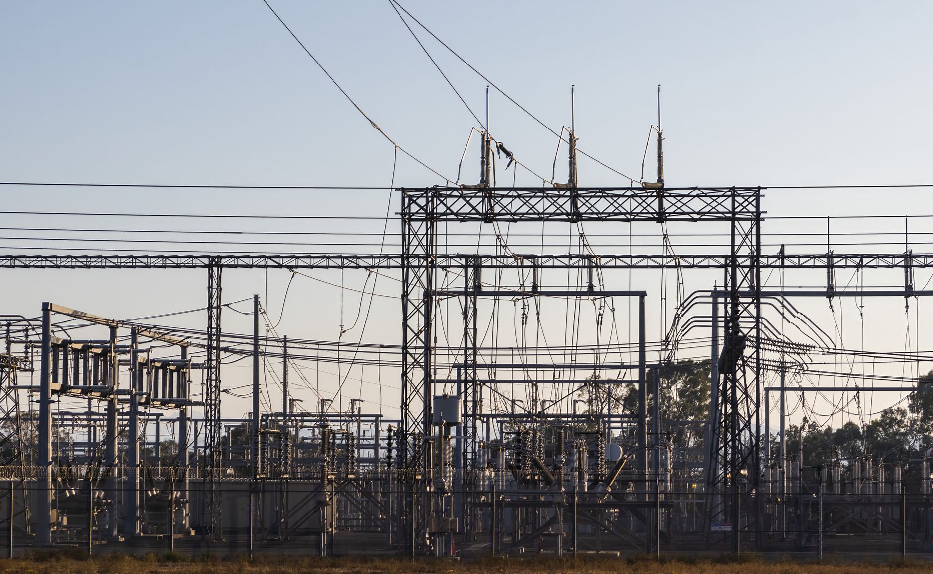 Nettarieven 2027: hoogspanningsstation met masten en transformatoren