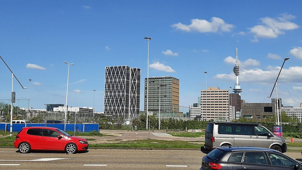 Kantoortorens in het Vivaldi-deel van de Amsterdamse Zuidas, beeld bij de nieuwe ceo van NSI