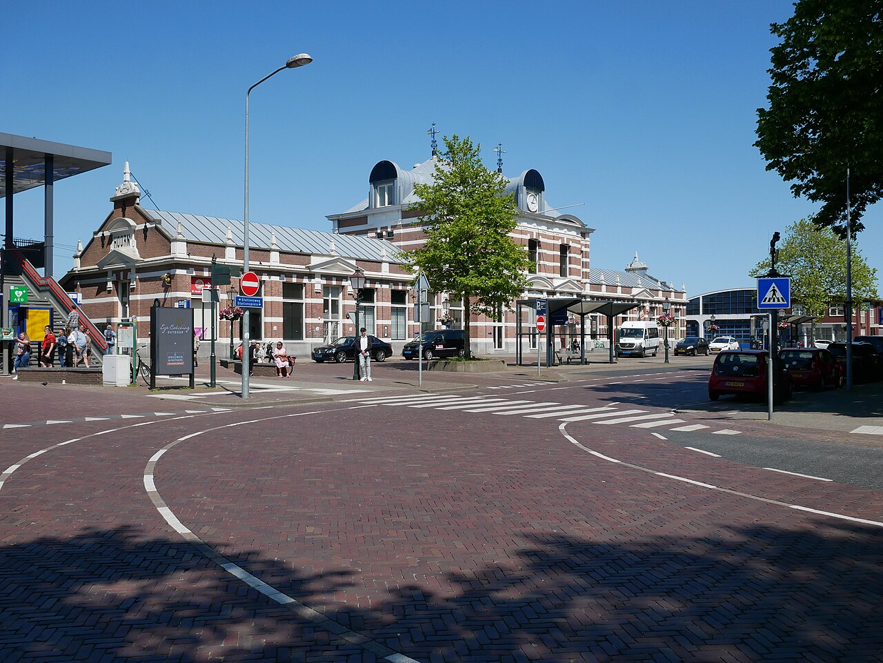 Het stationsgebouw van Hoorn met stationsplein, het plangebied van Poort van Hoorn