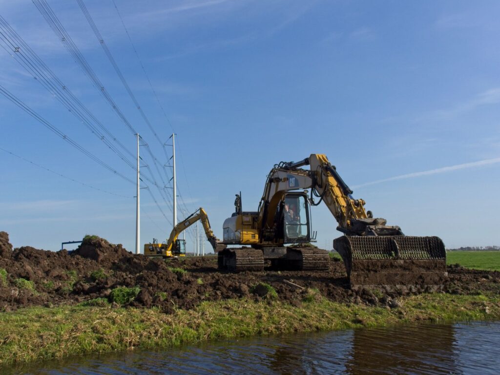Graafmachines bewerken landbouwgrond in Zuid-Holland, beeld bij de residuele grondwaarde voor bouwgrond