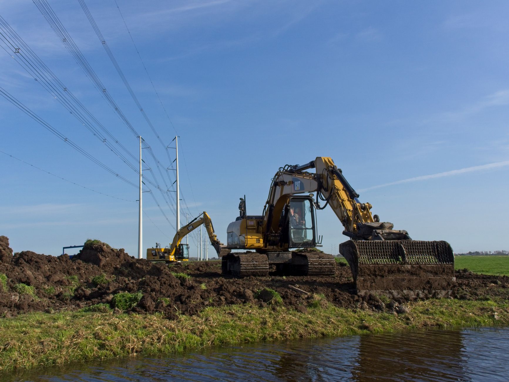 Graafmachines bewerken landbouwgrond in Zuid-Holland, beeld bij de residuele grondwaarde voor bouwgrond