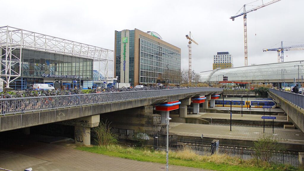 Station Amsterdam Sloterdijk met bouwkranen in Sloterdijk Stationskwartier