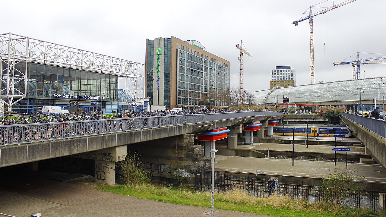 Station Amsterdam Sloterdijk met bouwkranen in Sloterdijk Stationskwartier
