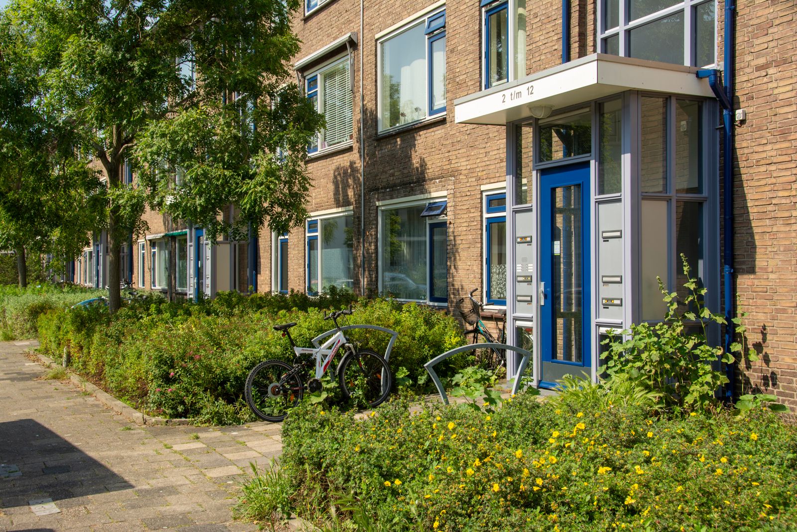 Naoorlogse portiekflat met sociale huurwoningen zoals in Amsterdam Nieuw-West