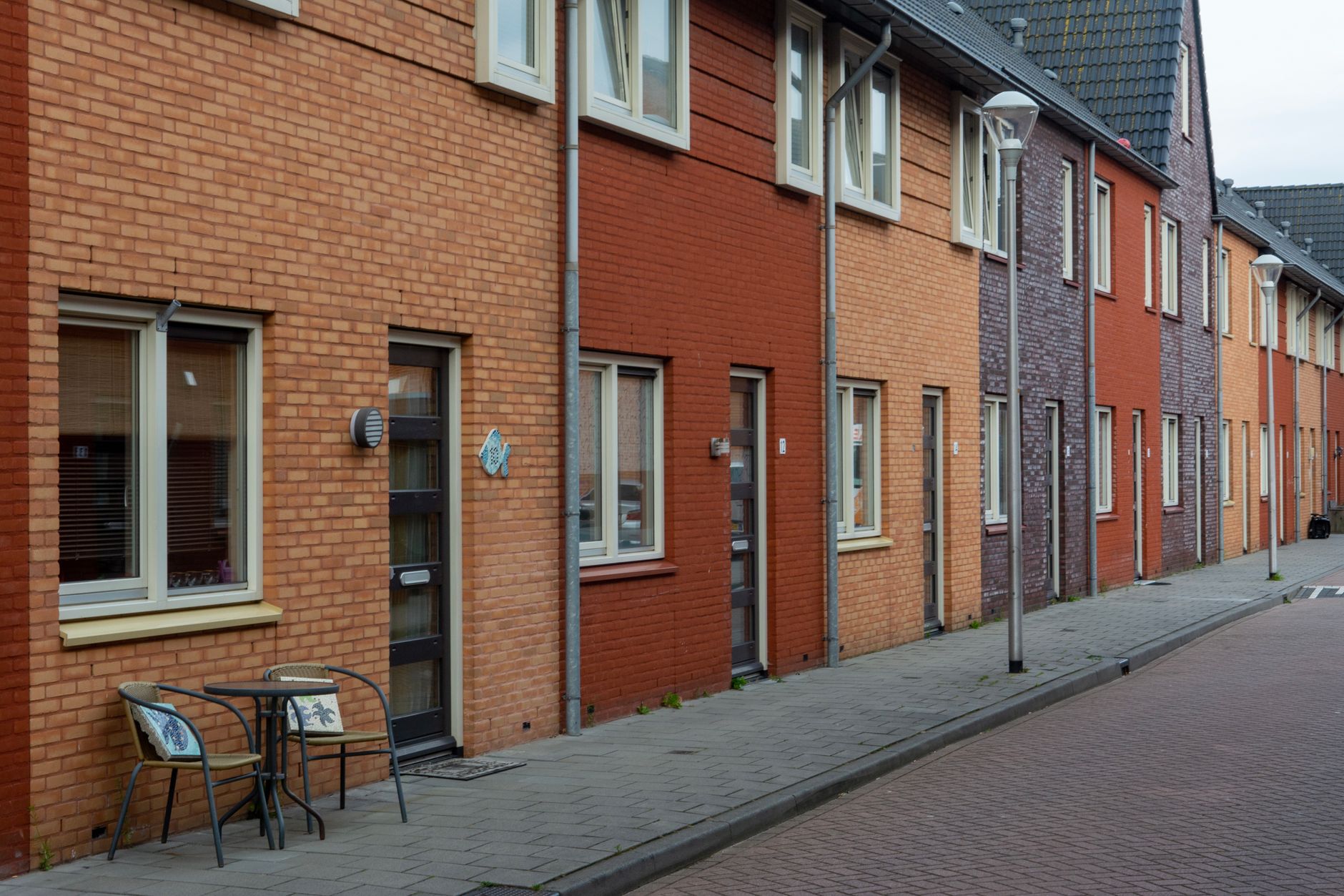 Sociale huurwoningen Rijswijk: rij bakstenen eengezinswoningen in een Nederlandse woonstraat (illustratief)