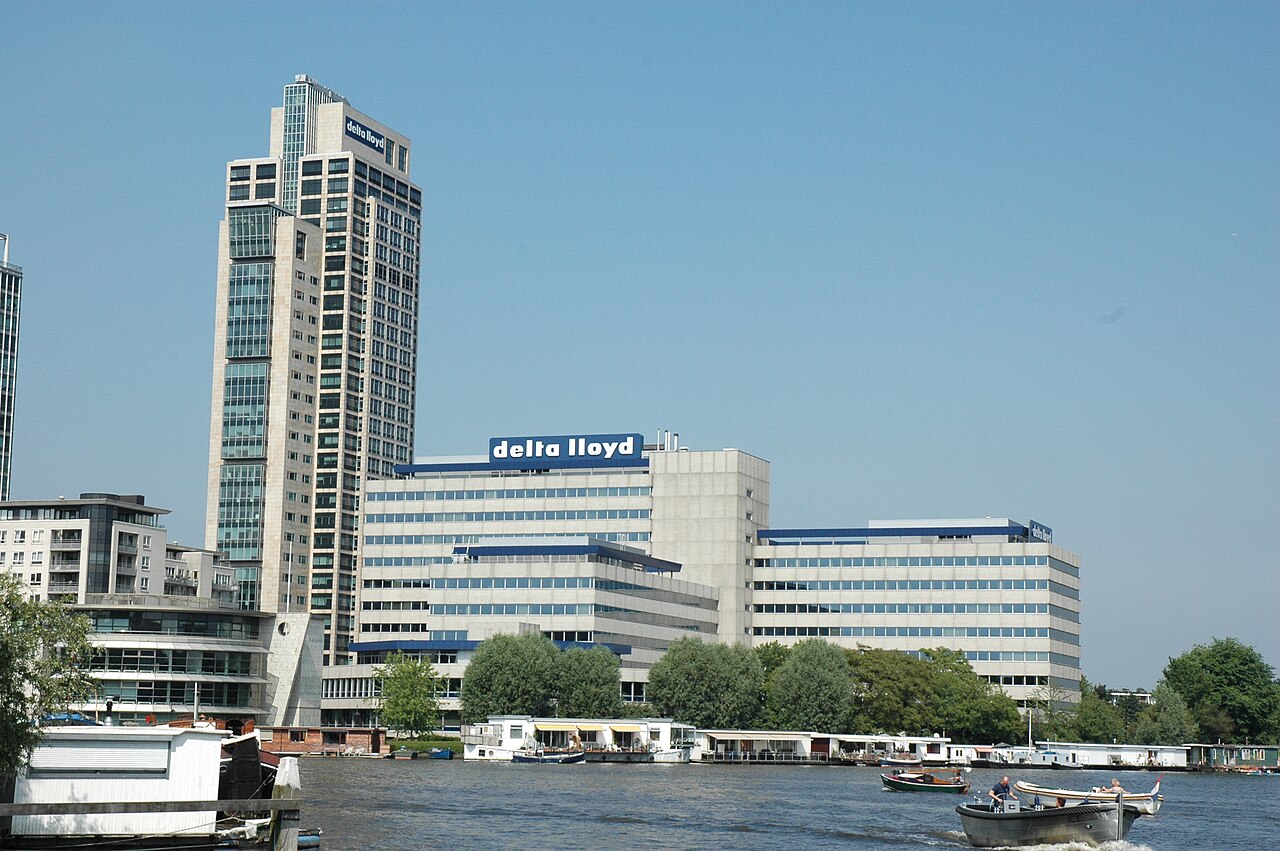 Het voormalige Delta Lloyd-kantoor aan de Amstel, dat wordt gesloopt voor het Tooropcomplex in Amsterdam