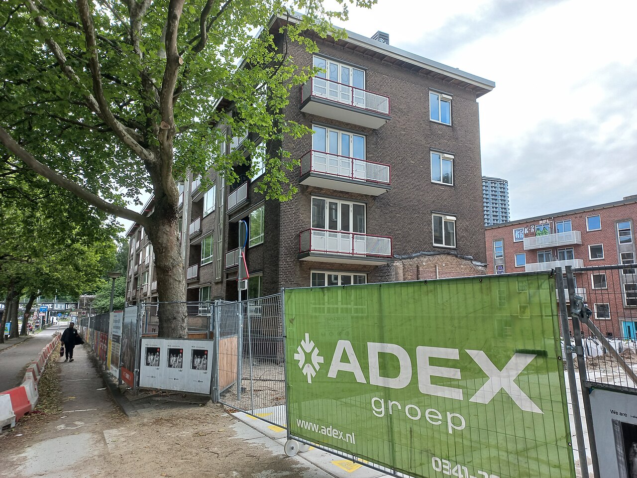 Portiekflat aan de Mr. Treublaan in de Van der Kunbuurt bij het Amstelstation tijdens de sloop in 2025