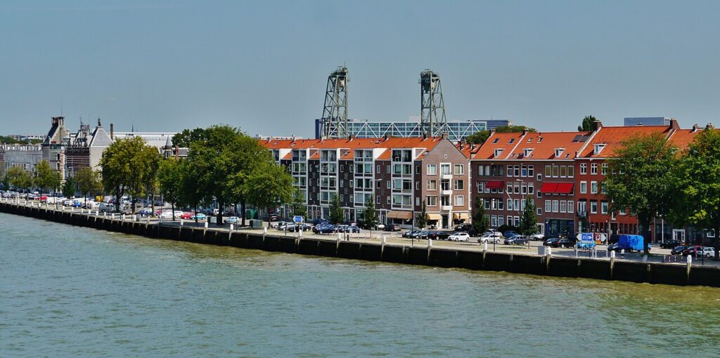 Woningen aan de Maaskade op het Noordereiland in Rotterdam