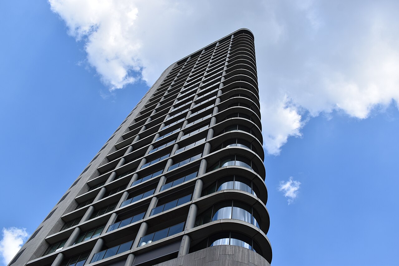 De Vesteda Toren in Eindhoven van onderaf gezien, beeld bij de obligaties van Vesteda
