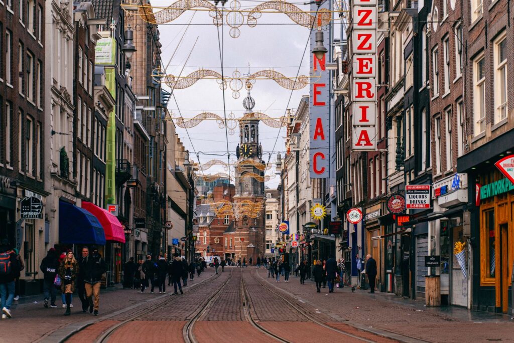 Winkelvastgoed Amsterdam: winkelstraat in de binnenstad richting de Munttoren