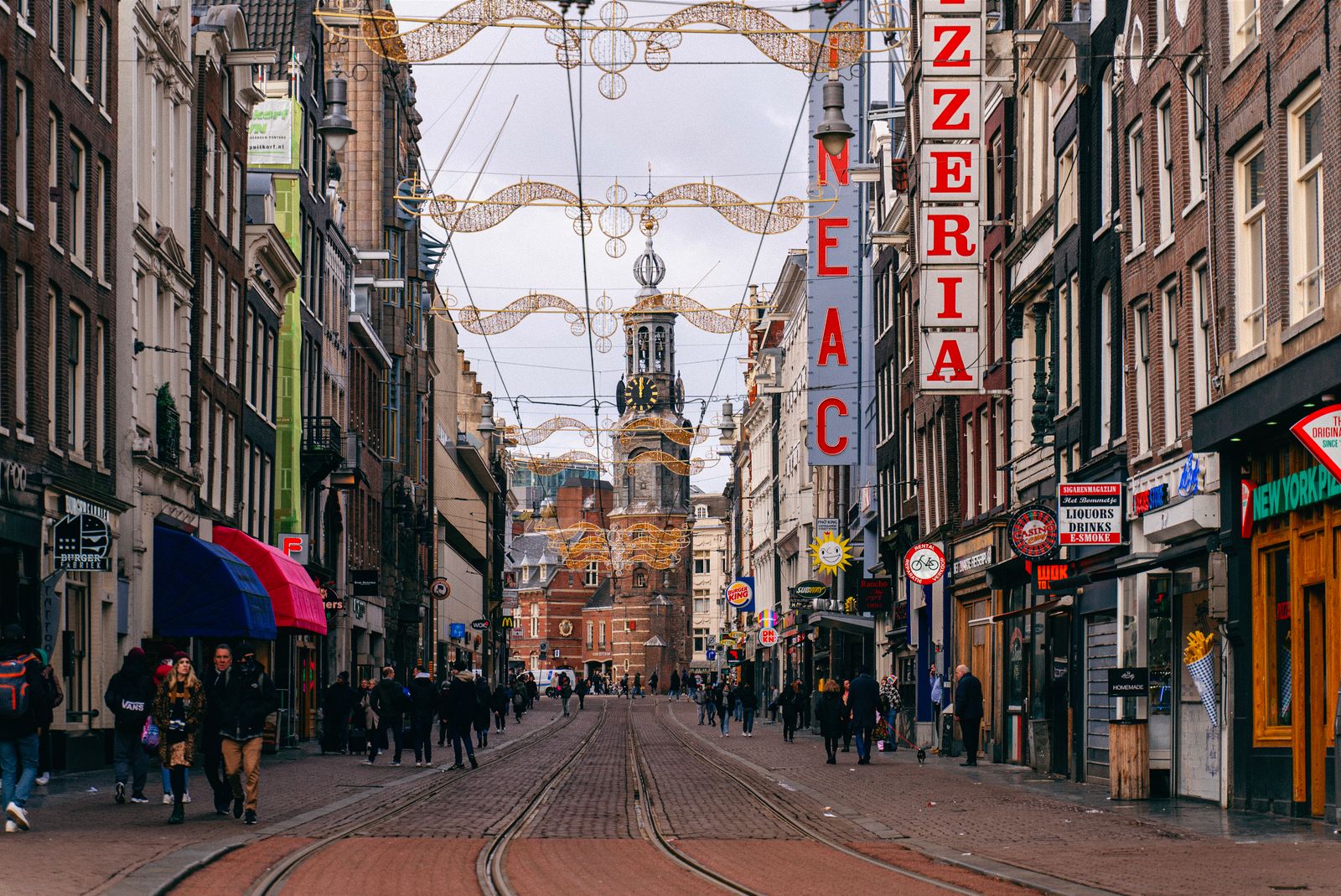 Winkelvastgoed Amsterdam: winkelstraat in de binnenstad richting de Munttoren