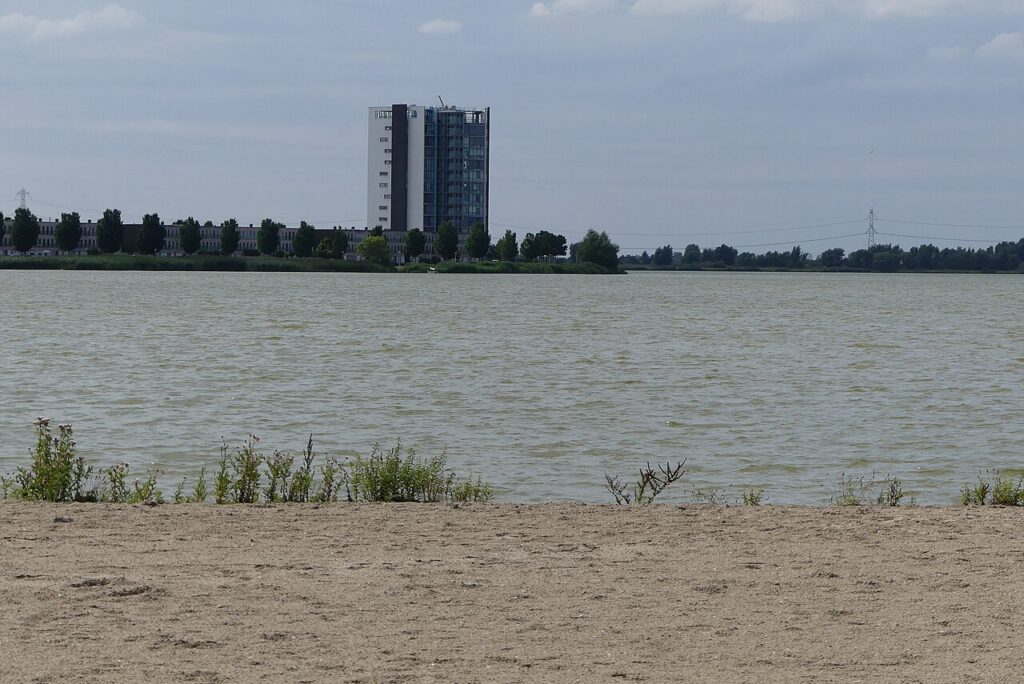 De Binnenschelde in Bergen op Zoom, bij het gebied Waterfront waar woningbouw in Bergen op Zoom is gepland