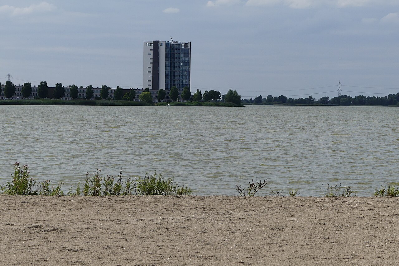 De Binnenschelde in Bergen op Zoom, bij het gebied Waterfront waar woningbouw in Bergen op Zoom is gepland