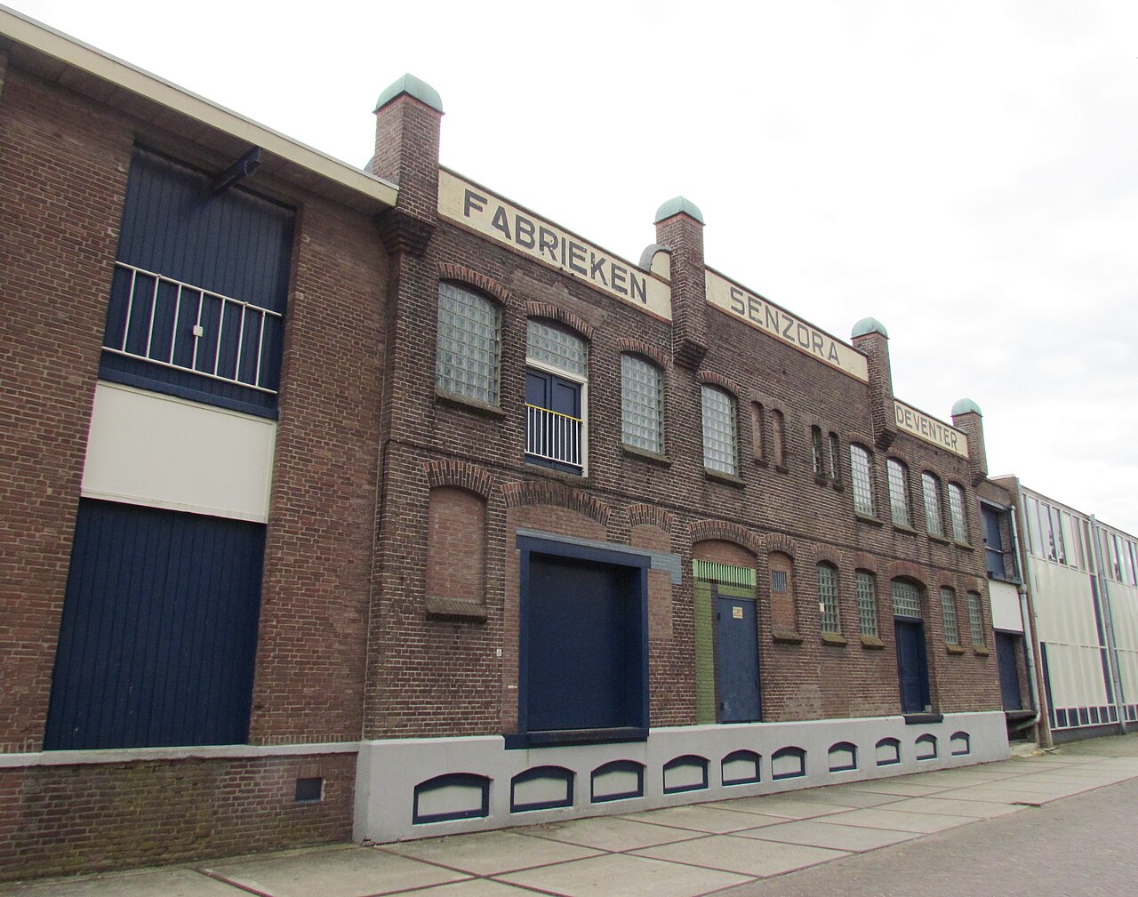 Bakstenen gevel met opschrift Fabrieken Senzora Deventer, locatie van nieuwe woningbouw in Deventer