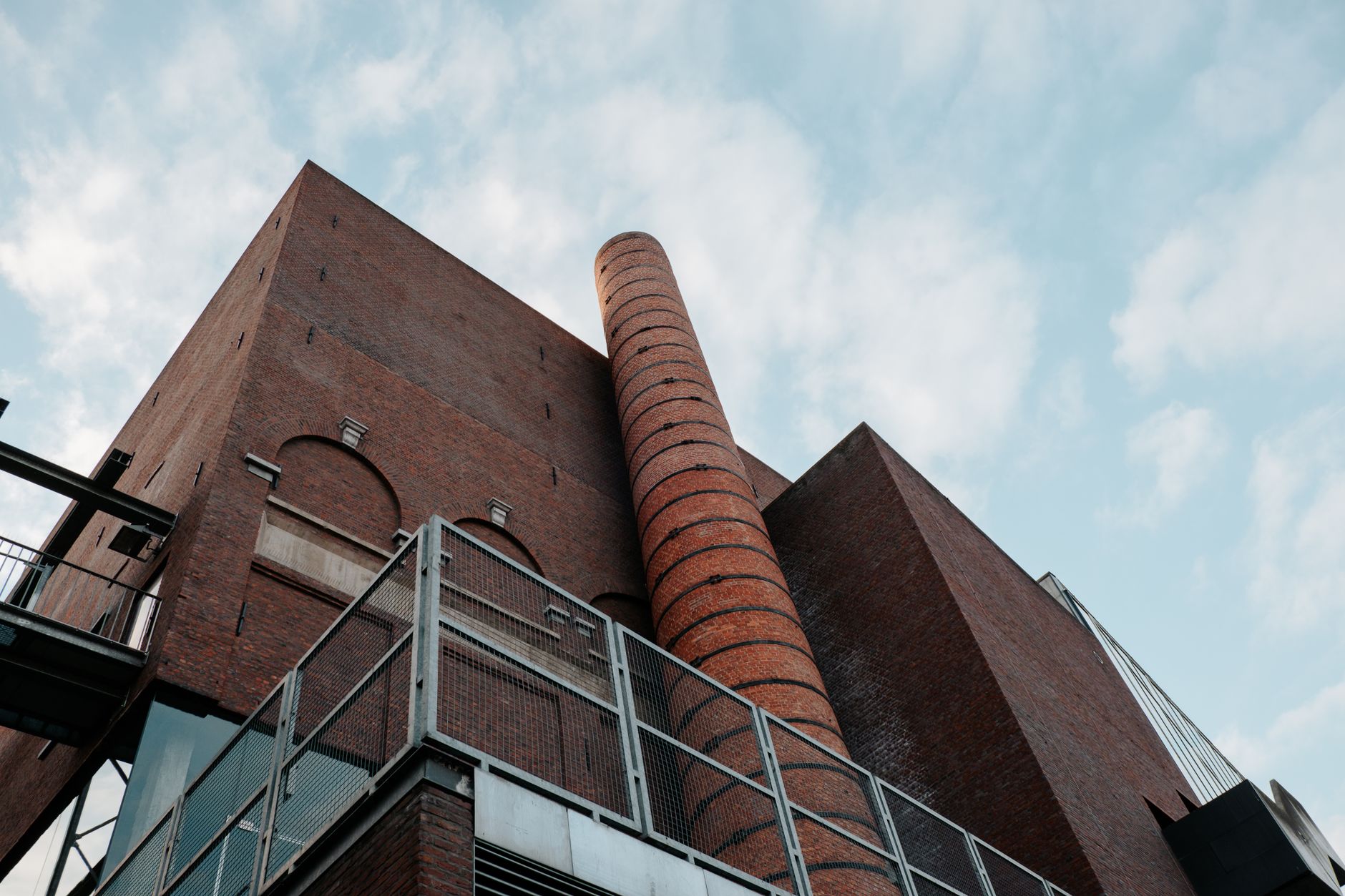 Bakstenen industrieel bedrijfspand met schoorsteen, beeld bij woningbouw Echt op het Holbox-terrein