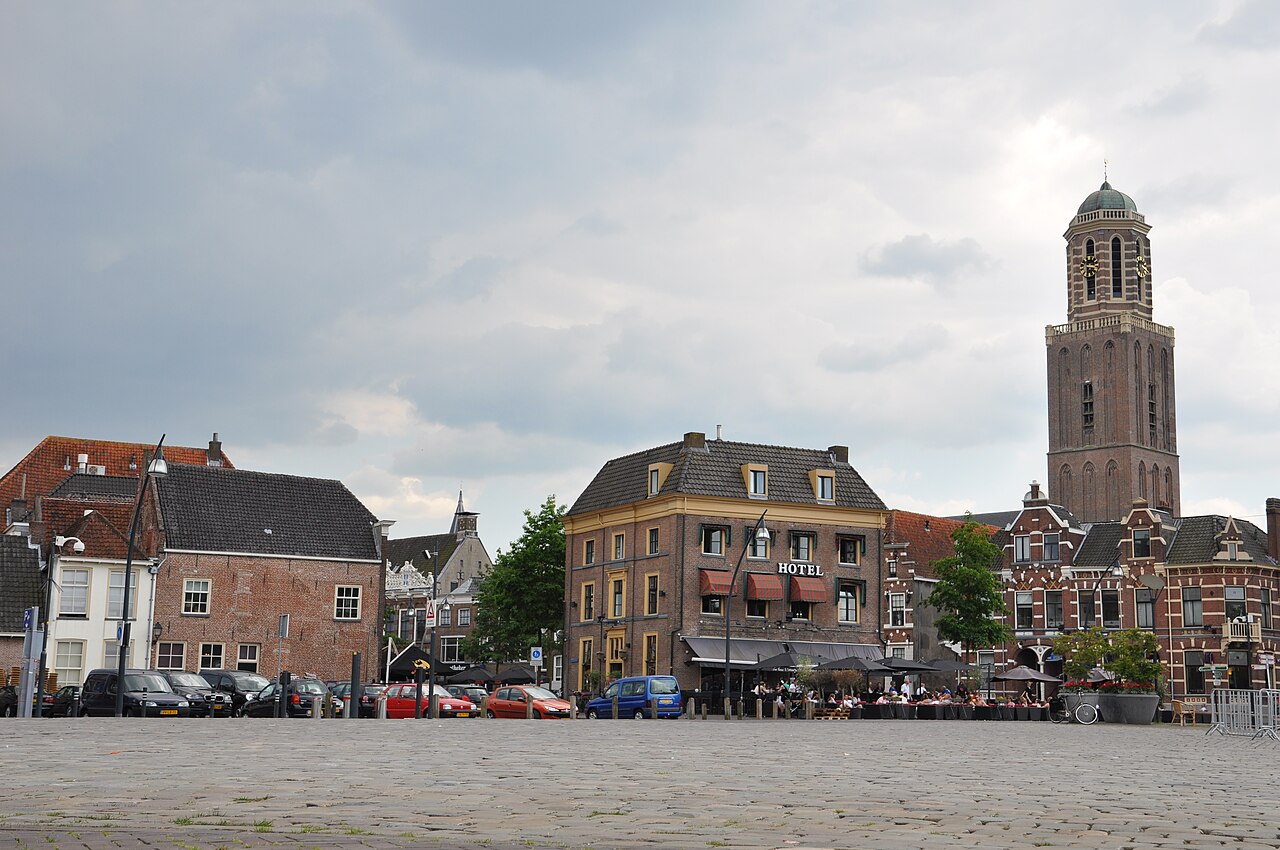 De binnenstad van Zwolle met de Peperbus, waar de woningbouw Zwolle aan de Meeuwenlaan op aansluit