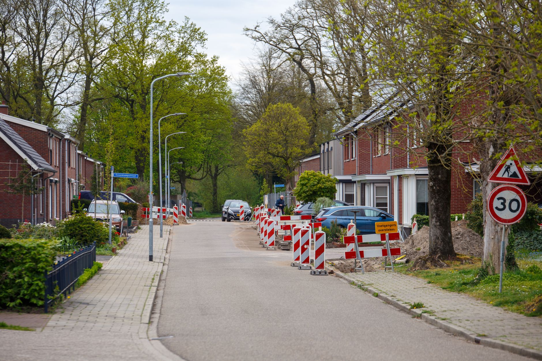 Woningbouwversnelling: werkzaamheden in een Nederlandse woonstraat met nieuwbouw