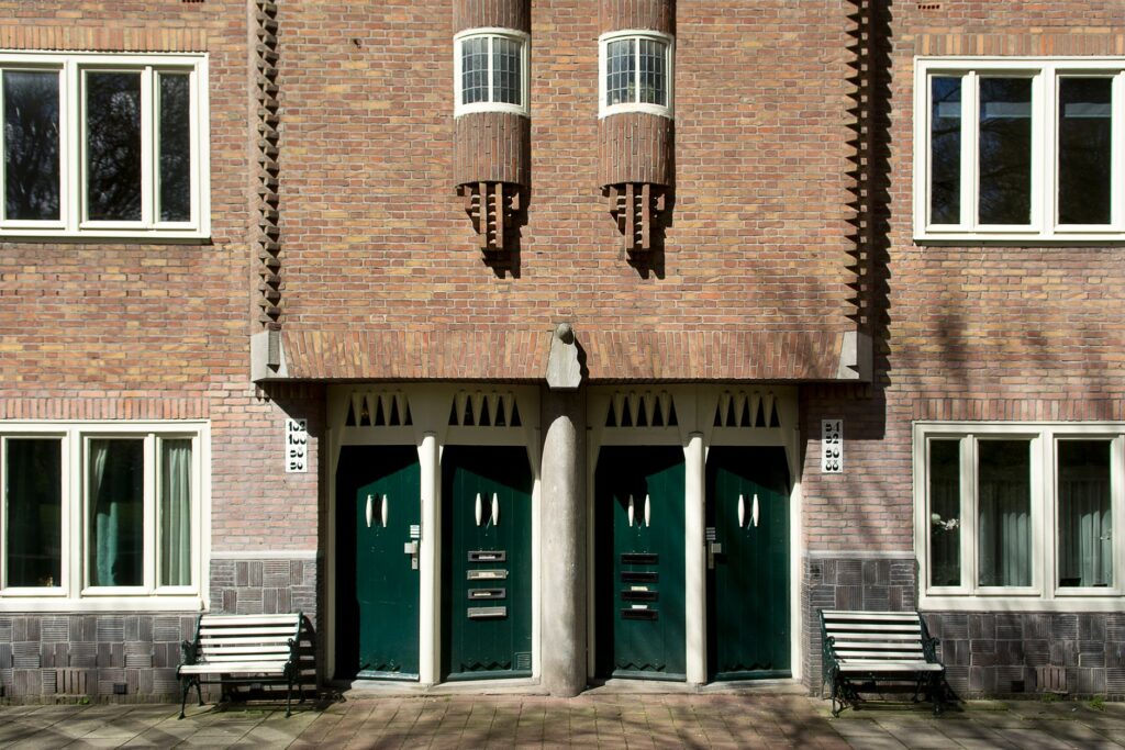 Sociale huurwoningen van een woningcorporatie in Amsterdam met karakteristieke bakstenen gevel