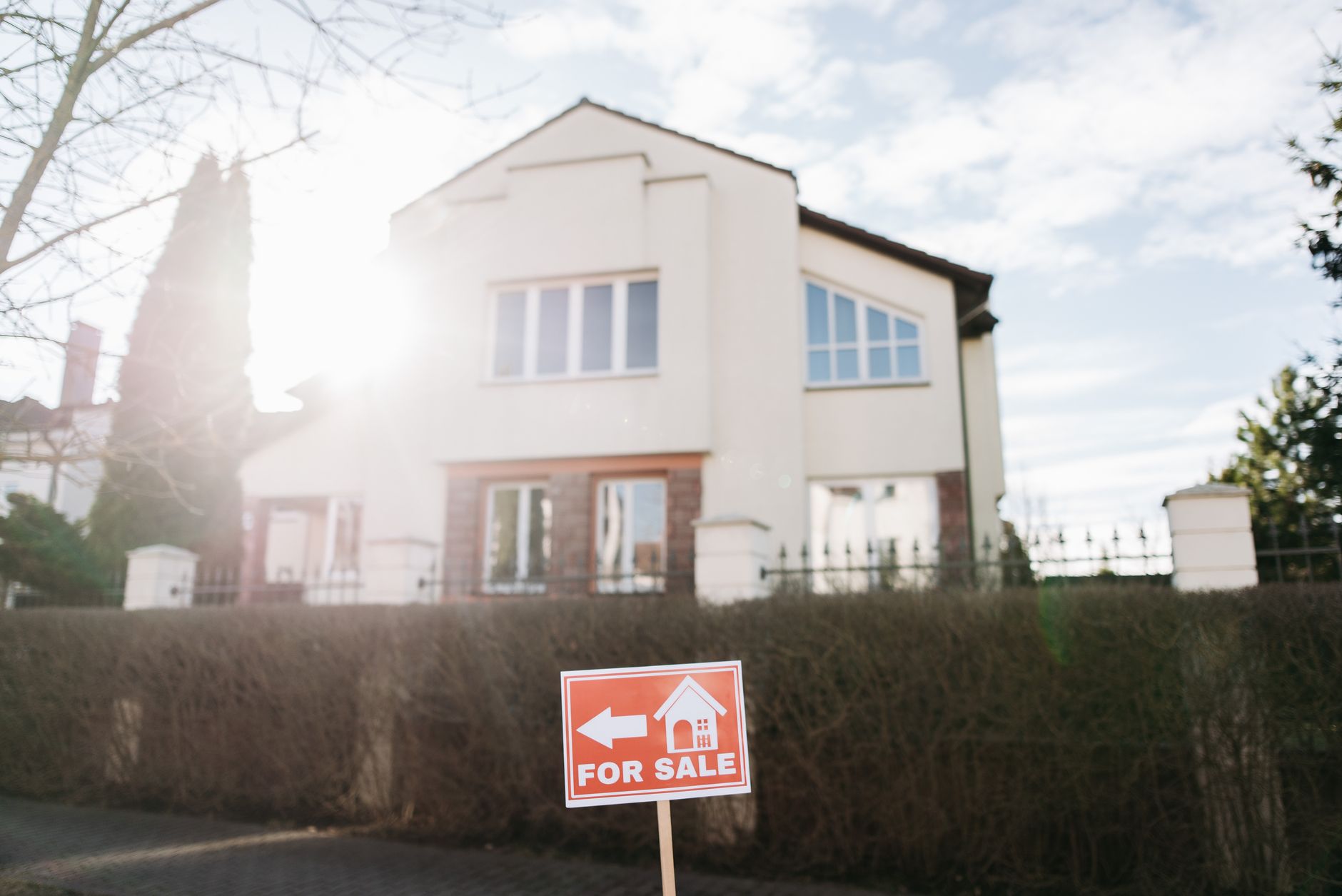 Verkoopbord voor een woning, illustratief voor het werk van woningmakelaars