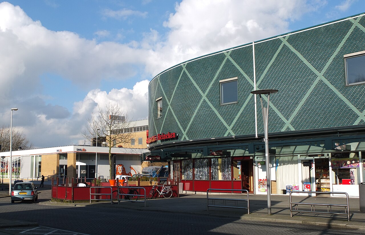 Winkelcentrum Binnenban in Hoogvliet, naast de bouwlocatie van de zorgwoningen in Nieuw Oden