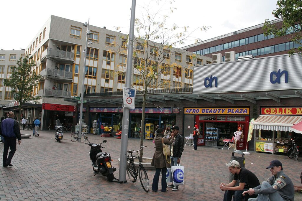 Winkelplein in de Amsterdamse Poort in Amsterdam Zuidoost met winkels en woningen erboven