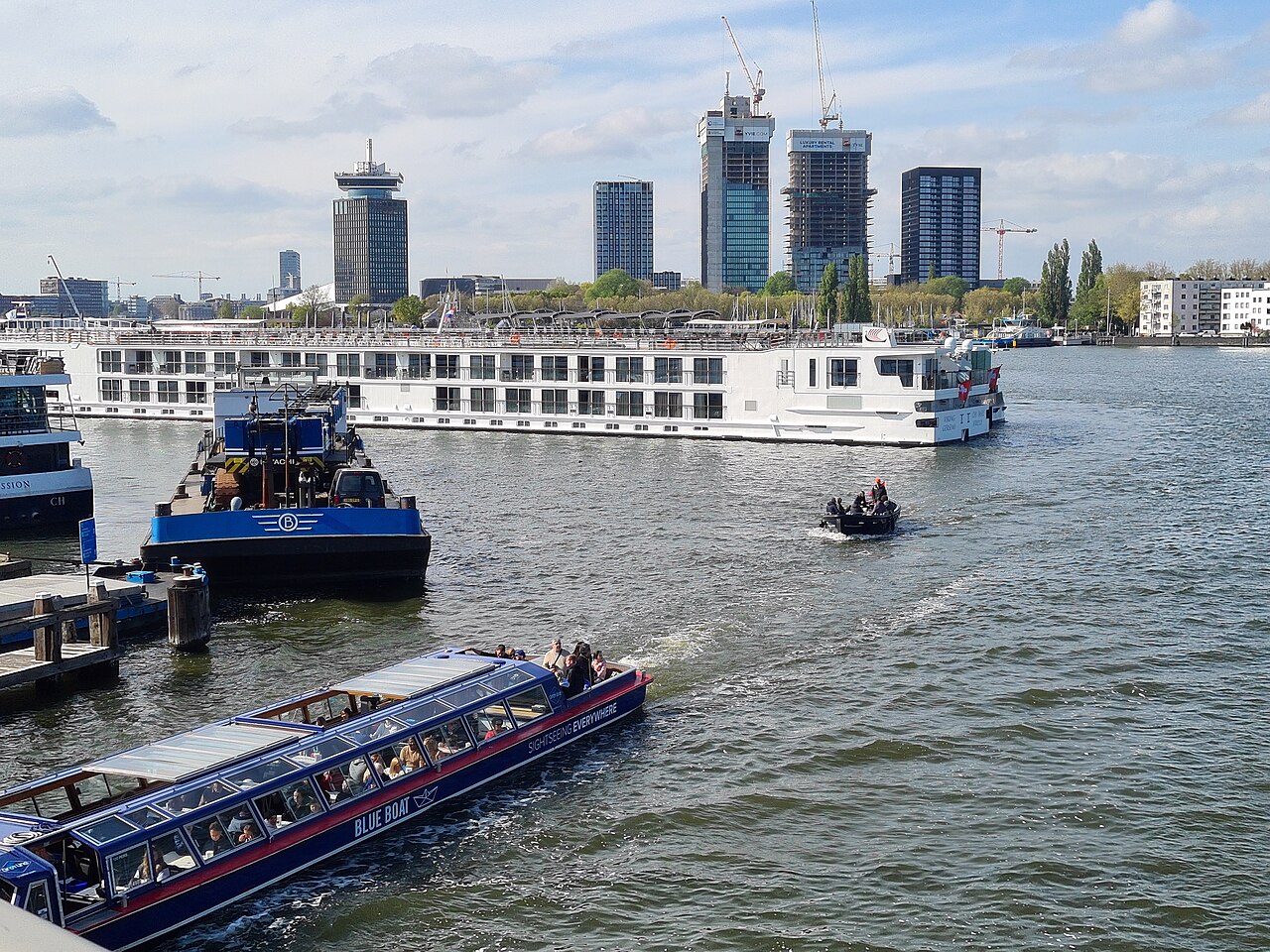 Woontoren Yvie in aanbouw in Overhoeks aan het IJ in Amsterdam-Noord