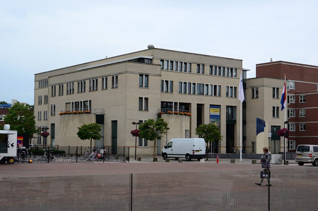 Het gemeentehuis aan de Markt, naast de locatie van de nieuwe appartementen in Papendrecht