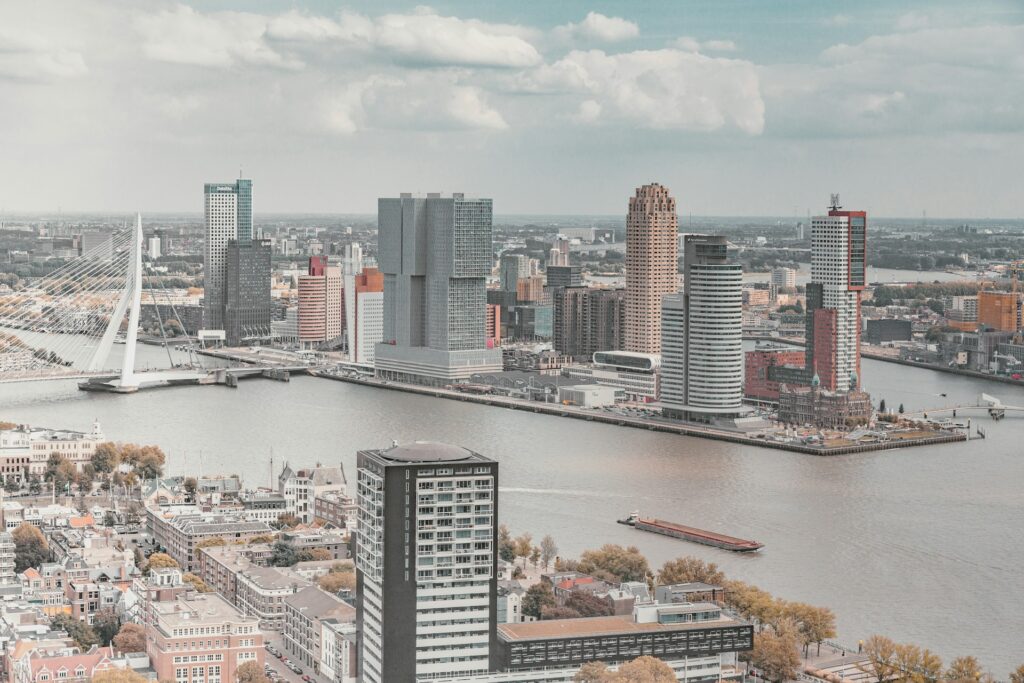 Skyline van Rotterdam met hoogbouw aan de Maas, de stad waar de BaanTower het hoogste punt bereikte