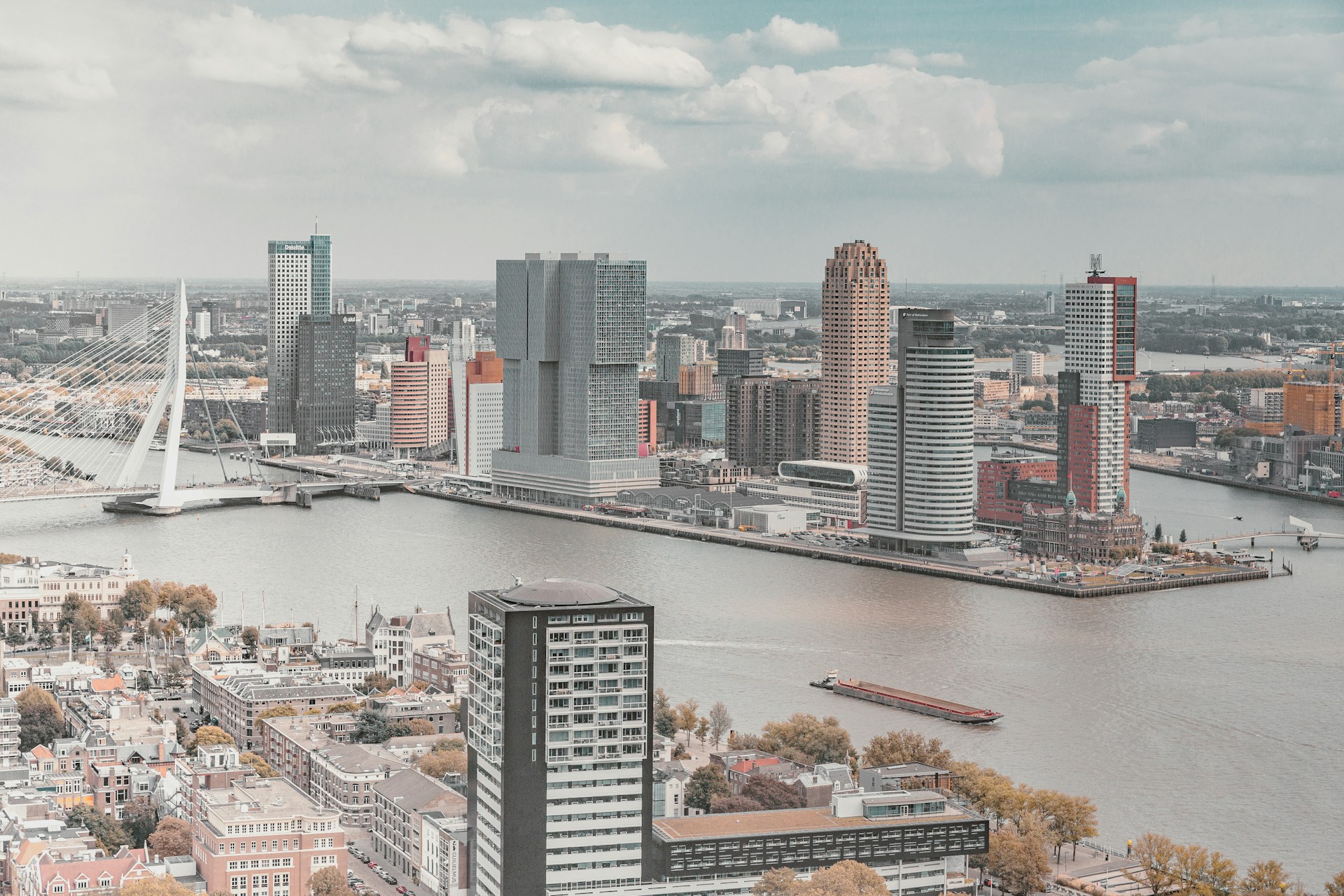 Skyline van Rotterdam met hoogbouw aan de Maas, de stad waar de BaanTower het hoogste punt bereikte