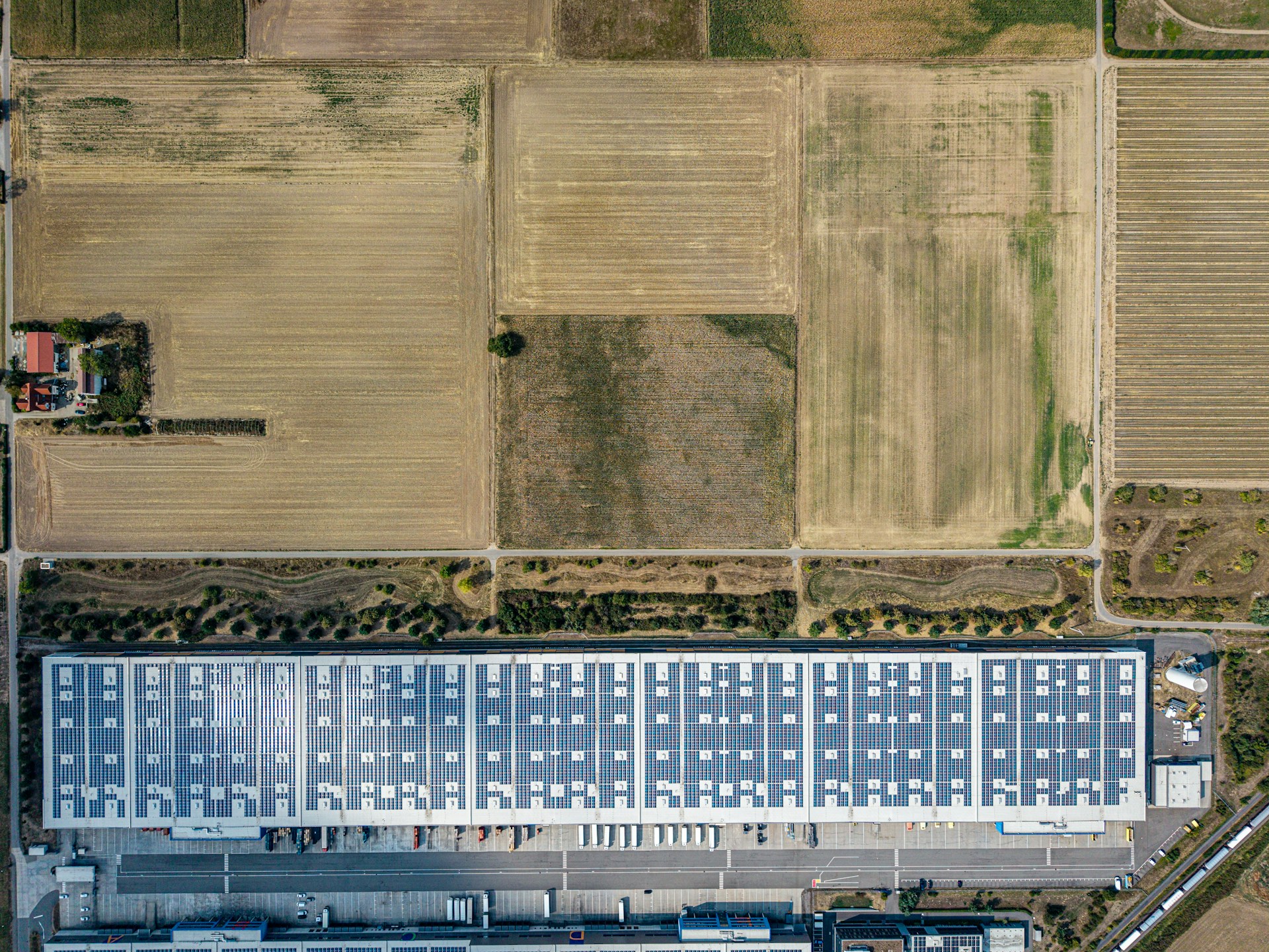 Bedrijfshal met zonnepanelen op het dak, illustratie bij nieuwe bedrijfsruimte in Etten-Leur