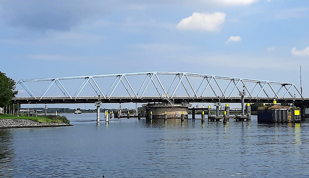 Brug over het Kanaal Gent-Terneuzen bij Sas van Gent, waar Panattoni het bedrijvenpark Sas van Gent ontwikkelt
