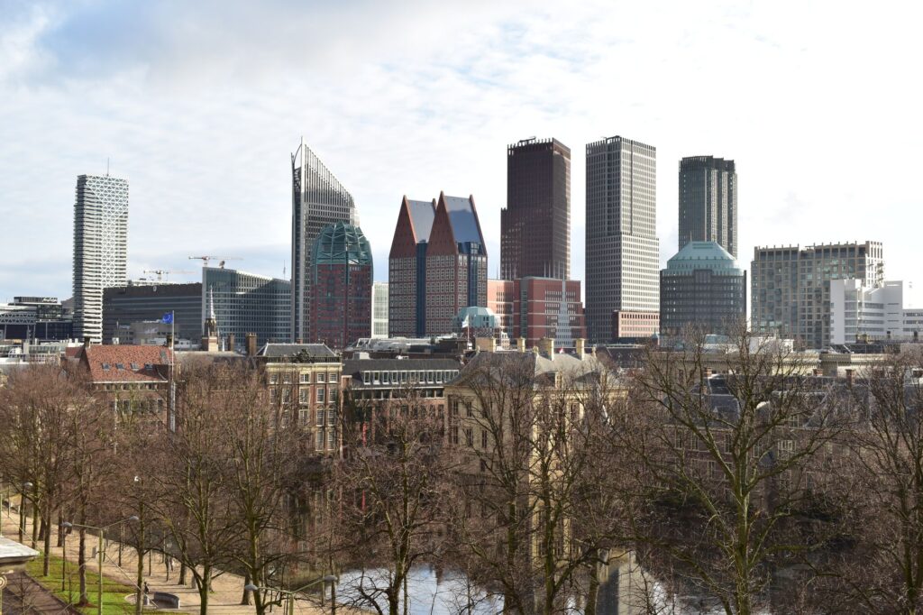 Skyline van Den Haag met kantoortorens achter de historische binnenstad