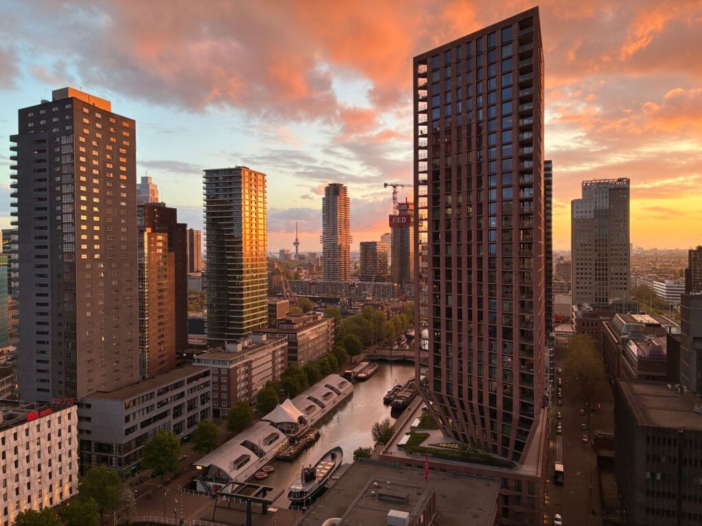 Woontorens in het centrum van Rotterdam, symbool voor het beleggingsvolume in vastgoed