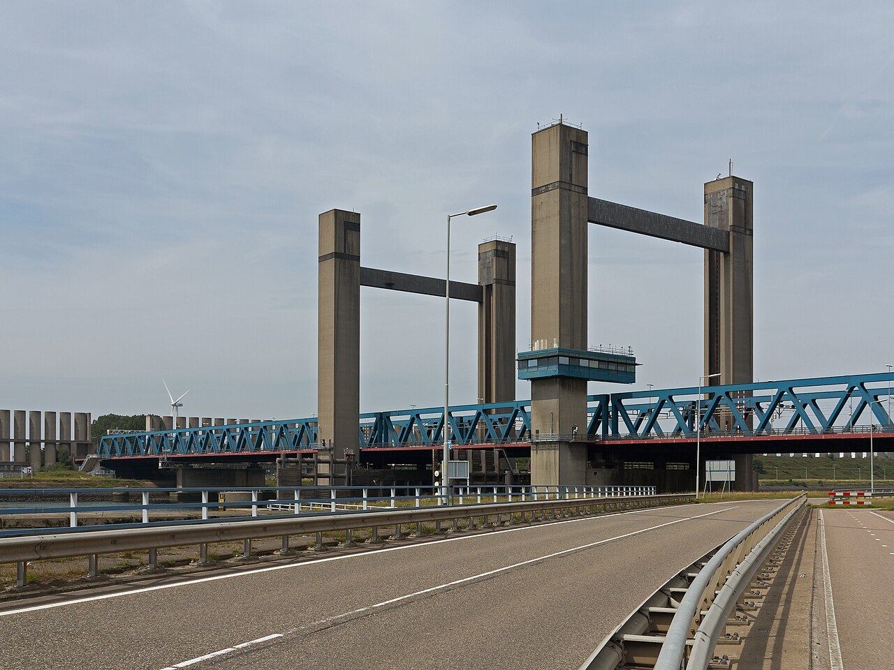 De Calandbrug bij Rozenburg in de Rotterdamse haven, waar minister Karremans de infraplannen presenteerde