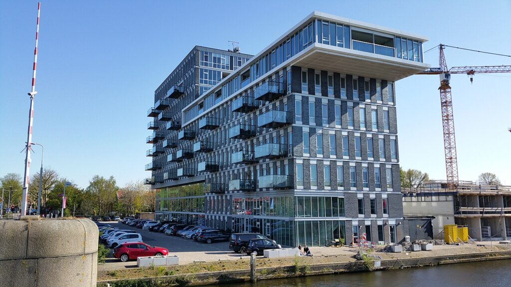 Nieuwbouw en bouwkraan in de Binckhorst in Den Haag, waar BoogieWood komt
